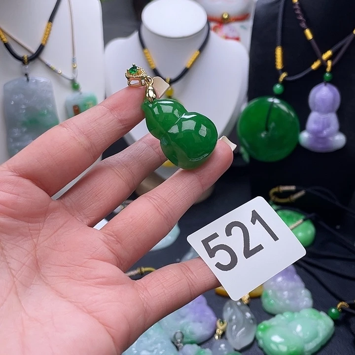 翡翠未镶嵌吊坠(赠链)
