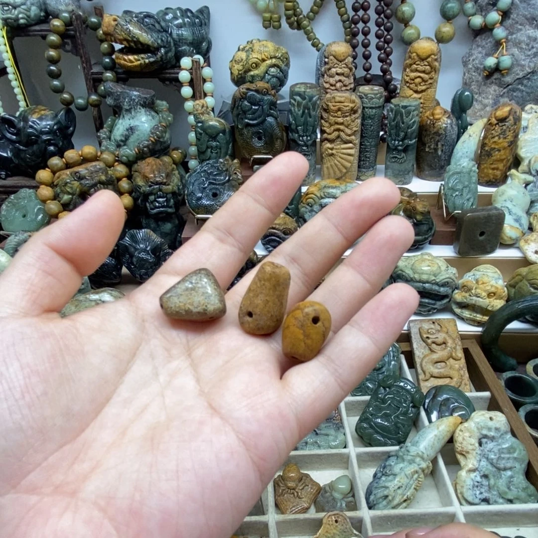 未镶嵌岫岩河磨玉（透闪石质玉）把件