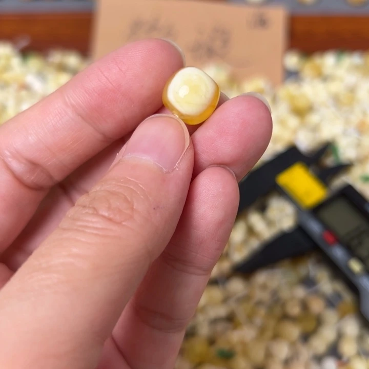 蜜蜡未镶嵌裸石11mm一个