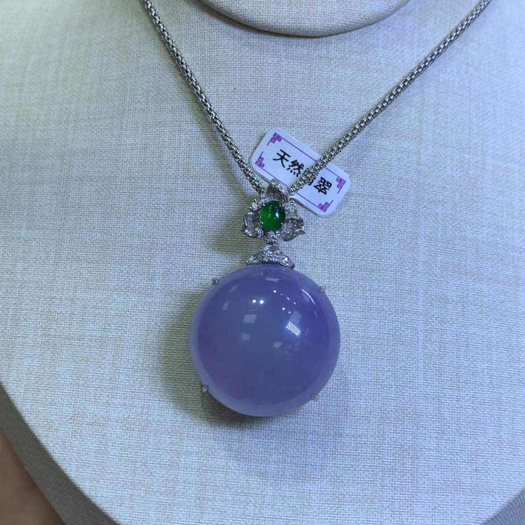 颈饰18K金镶嵌翡翠雷***?