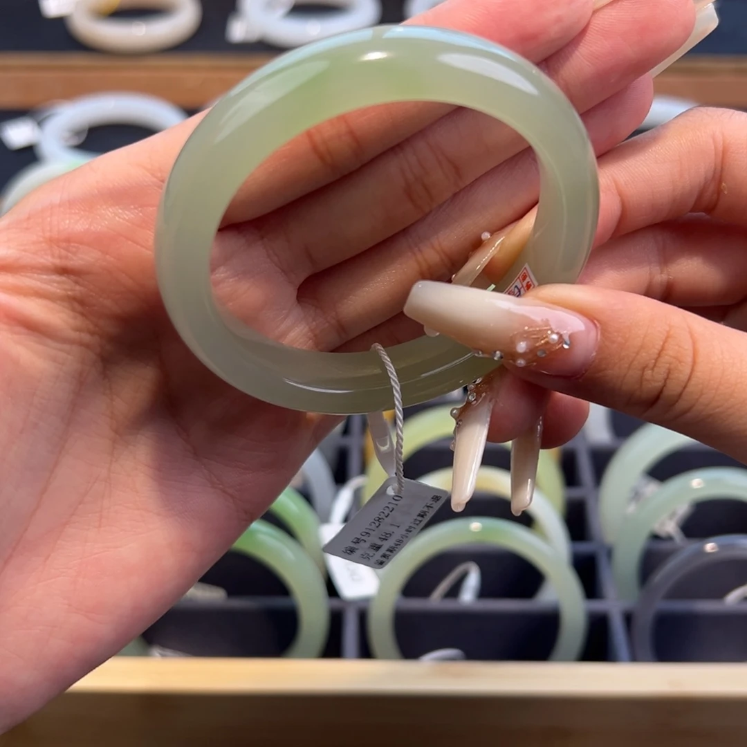 和田玉未镶嵌手镯有瑕