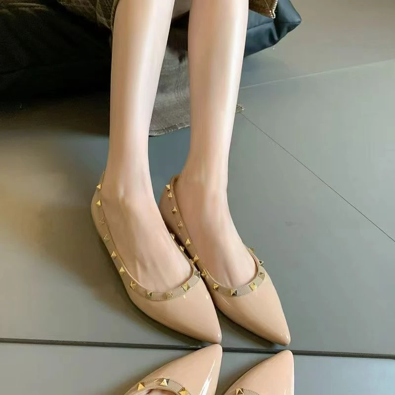 法式气质尖头2025新款浅口铆钉漆皮晚晚风温柔软底平底瓢625