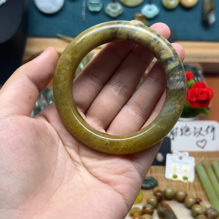 蛇纹石玉未镶嵌手镯