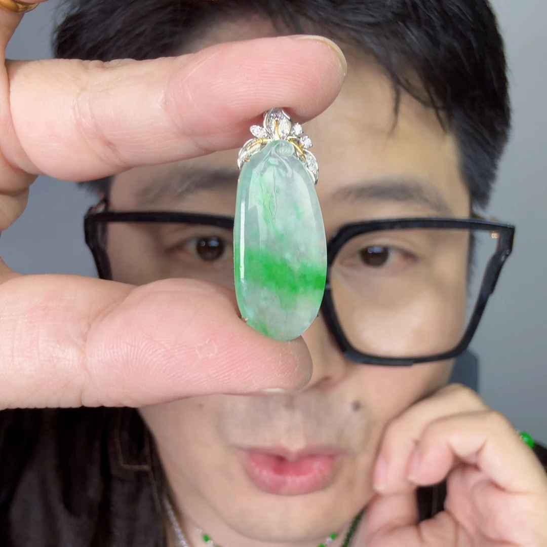 翡翠18K金镶嵌颈饰一件