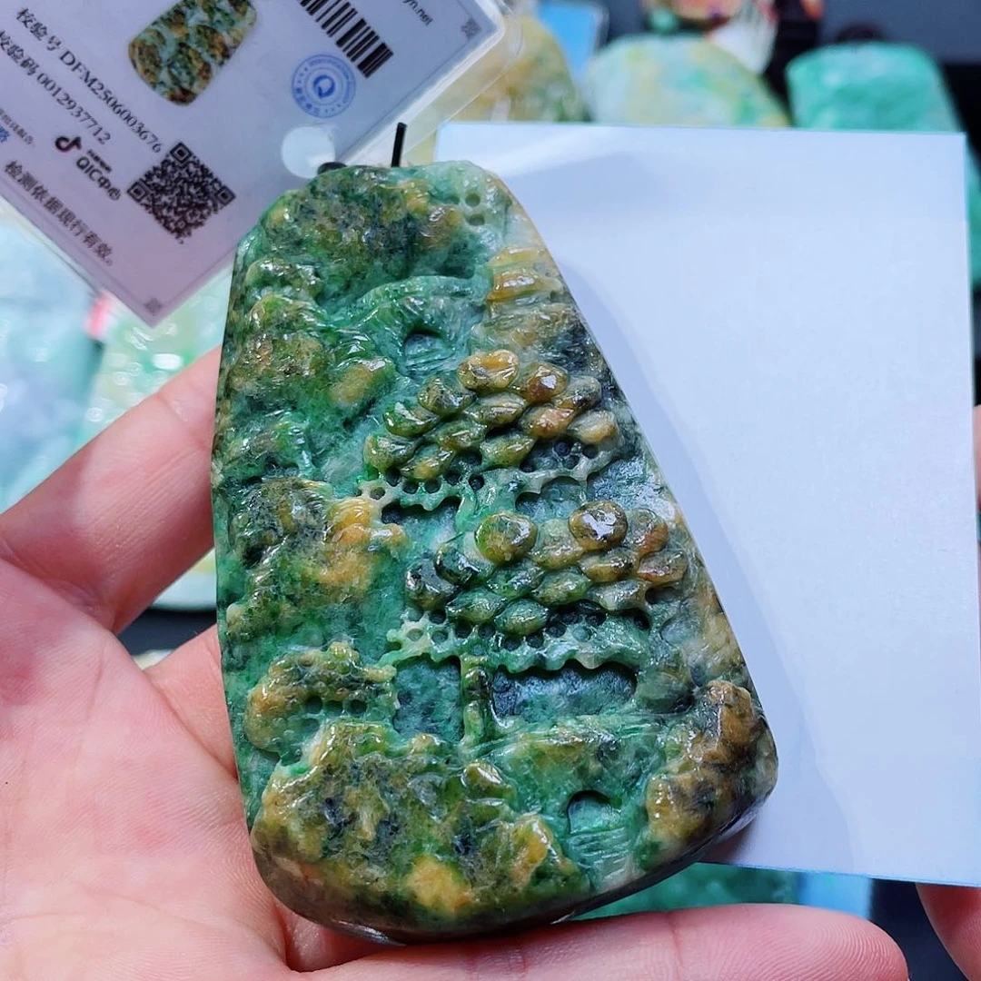 翡翠未镶嵌颈饰一个