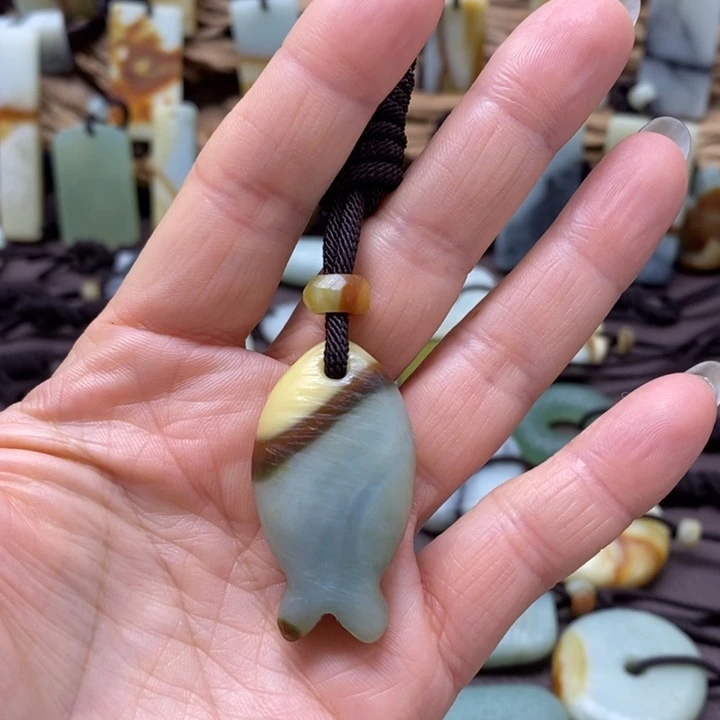 蛇纹石玉未镶嵌颈饰