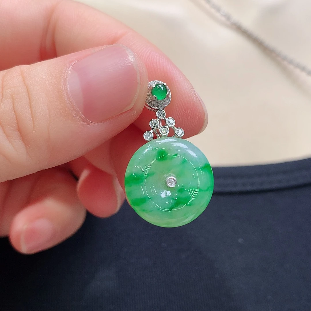 翡翠18K金镶嵌颈饰平安扣