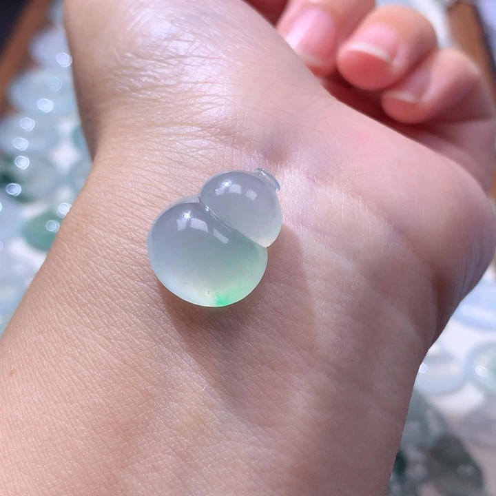 颈饰未镶嵌翡翠冰种飘阳绿胖葫芦