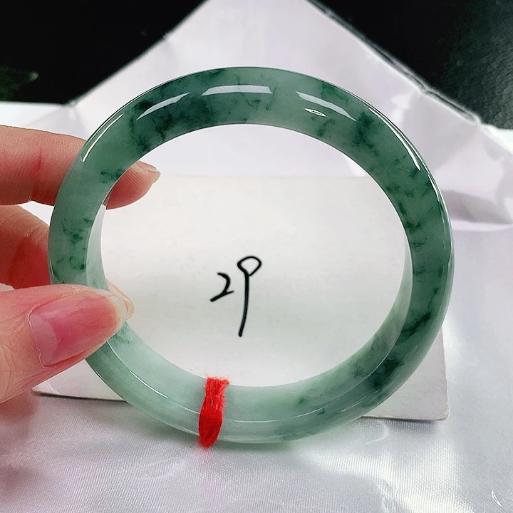 翡翠手镯未镶嵌翡翠手镯未镶嵌