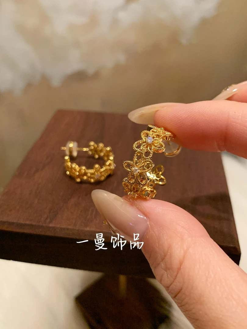 铜合金合成锆石耳饰 金色创意镂空花朵耳圈MZ4303