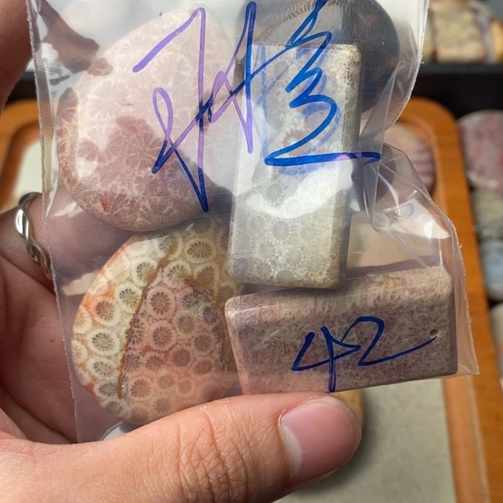 硅化玉颈饰足金镶嵌可**俐