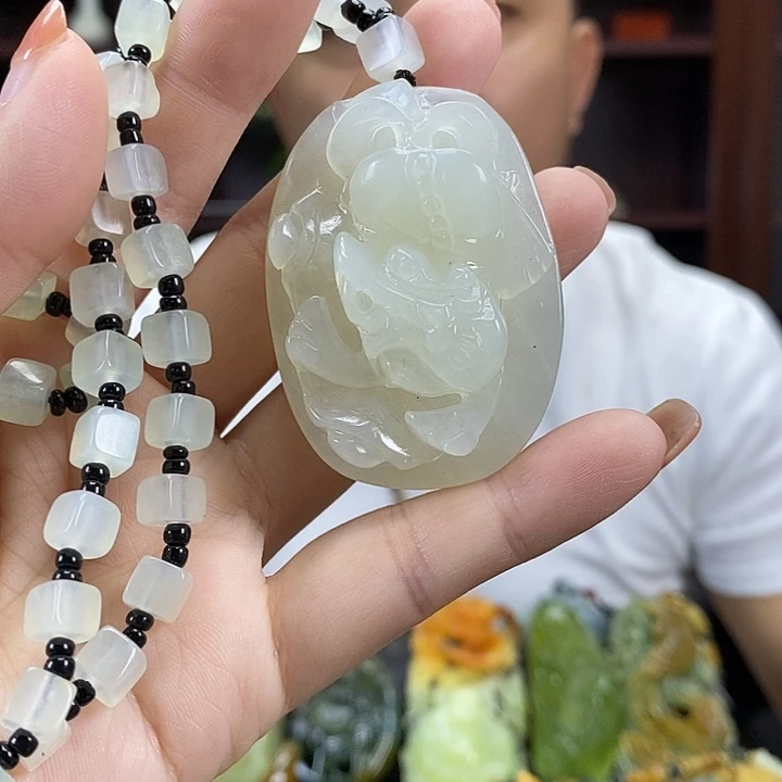蛇纹石玉未镶嵌颈饰