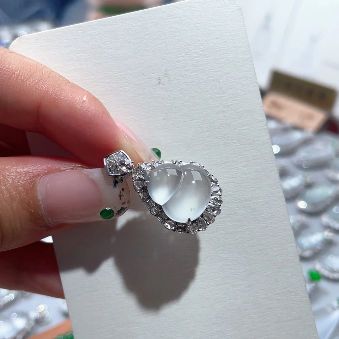 翡翠18K金镶嵌颈饰葫芦