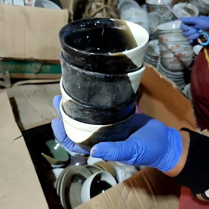 瓷片盘子碗茶壶啥都有