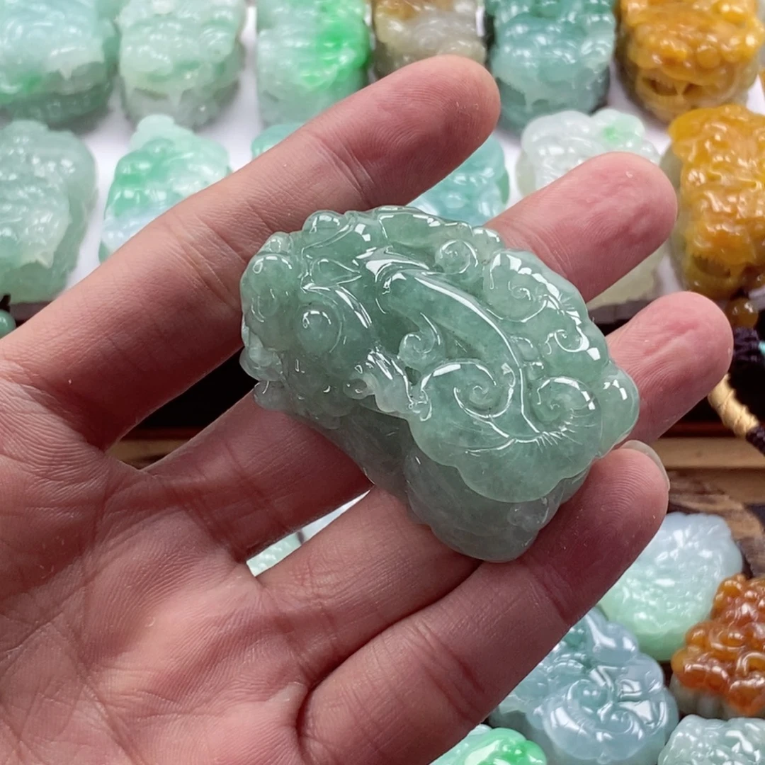 翡翠未镶嵌颈饰貔貅