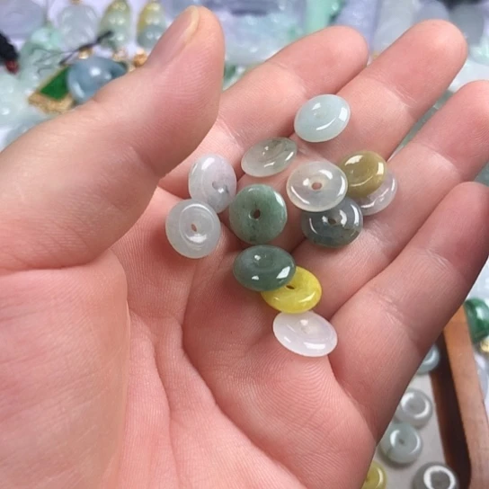 翡翠未镶嵌颈饰小平安扣