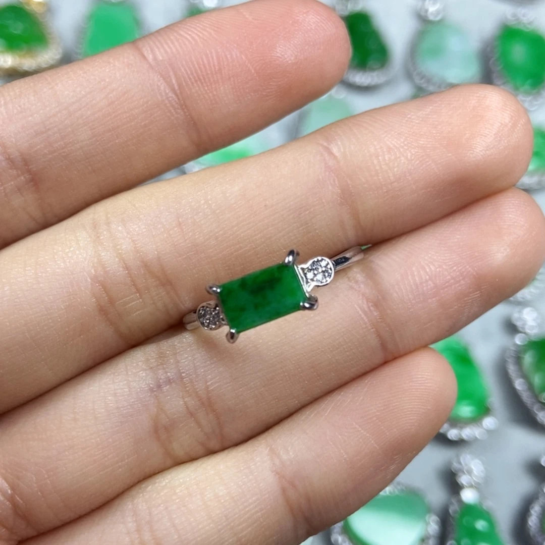 颈饰未镶嵌翡翠马鞍