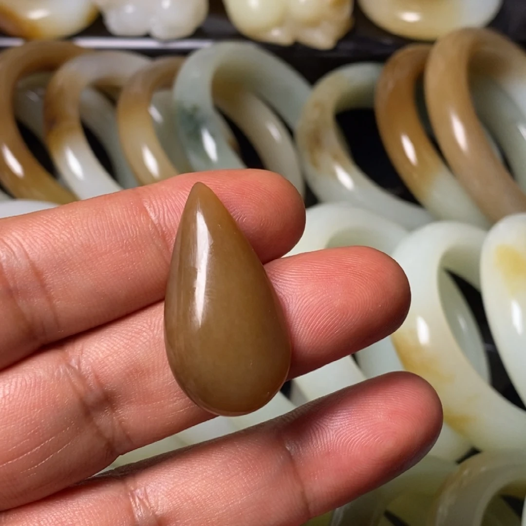 含***癫和田玉（糖玉）未镶嵌颈饰