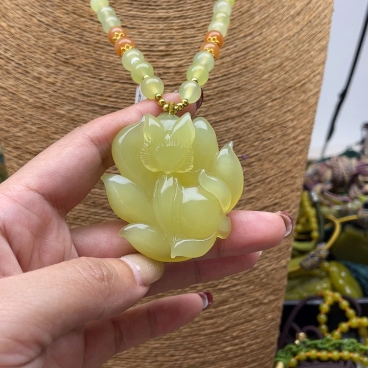 蛇纹石玉吊坠合金