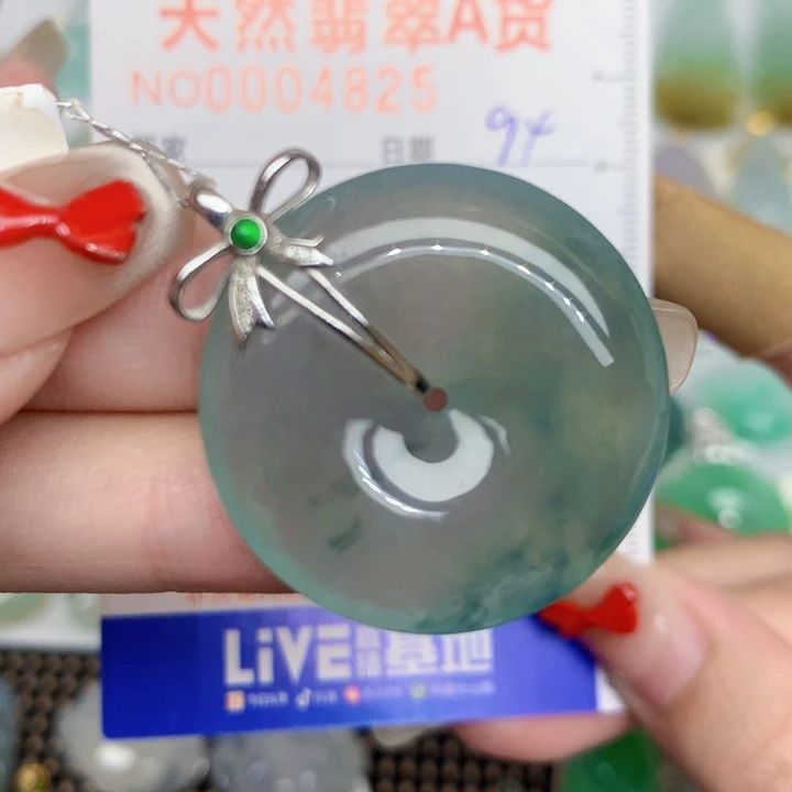 颈饰18K金镶嵌翡翠扣