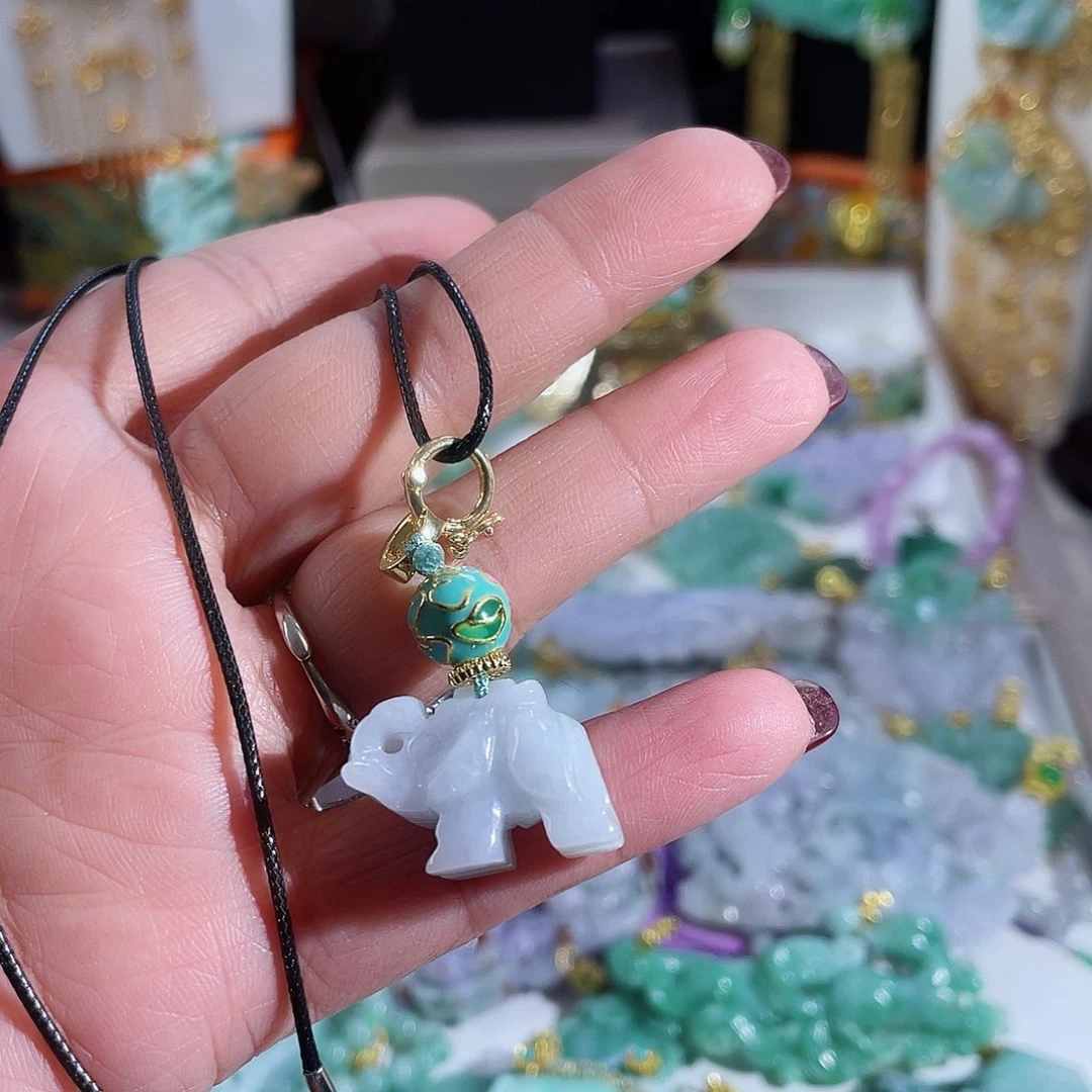 翡翠吊坠(赠链)未镶嵌翡翠象