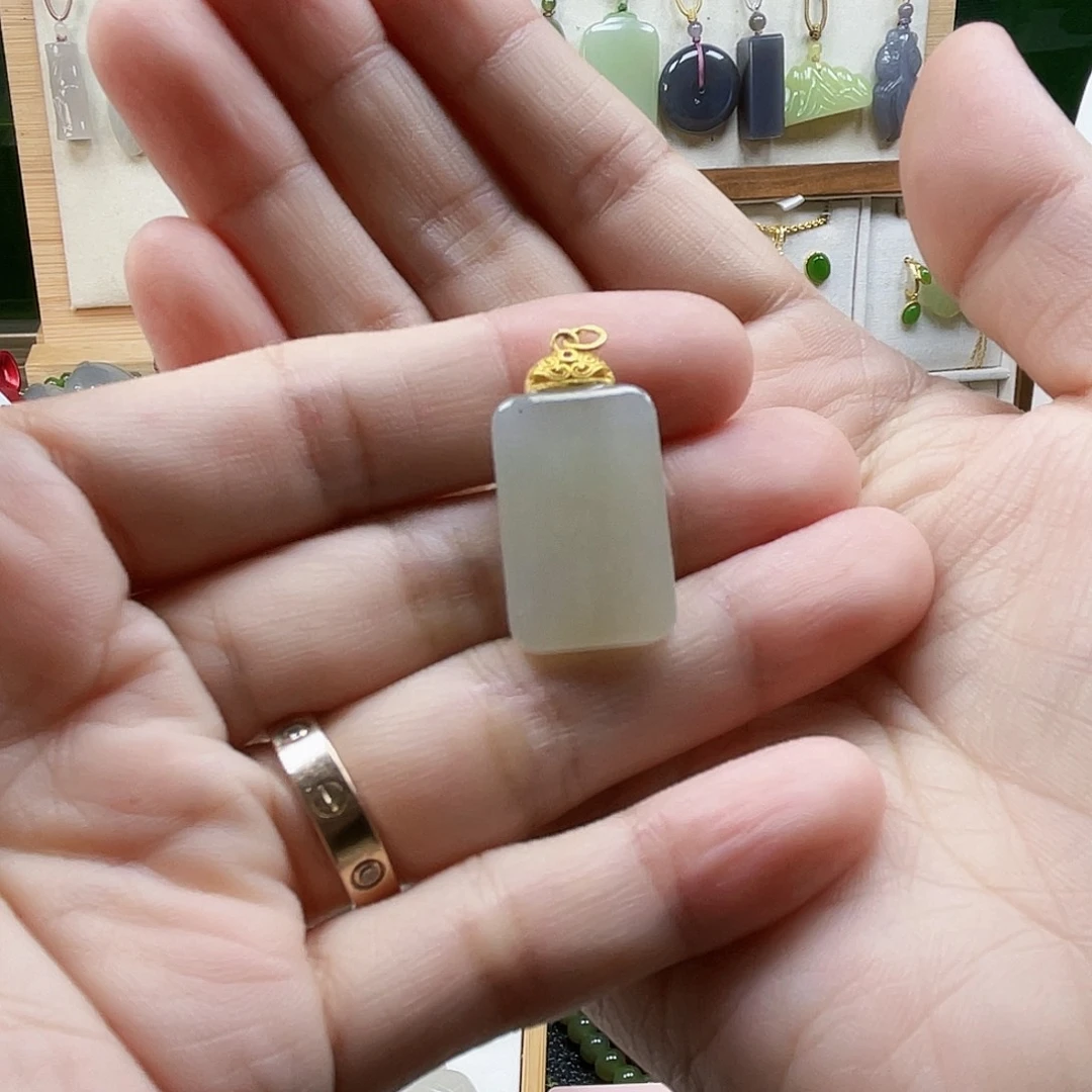 自***儿和田玉未镶嵌吊坠(不含链)