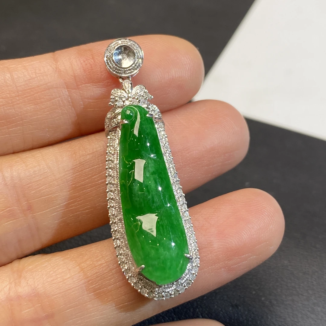 18k镶钻辣阳绿福豆翡翠吊坠 种老色好 水润 上身大气