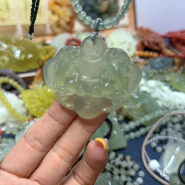 未镶嵌蛇纹石玉吊坠