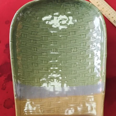 瓷片瓷片，各种摆件，均有瑕疵。沙锅！