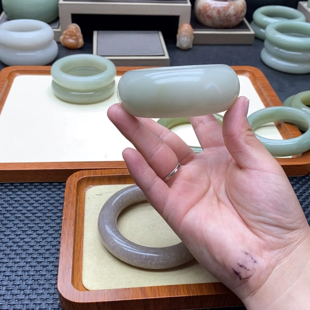 丑****石英质玉（佘太翠）手镯合金