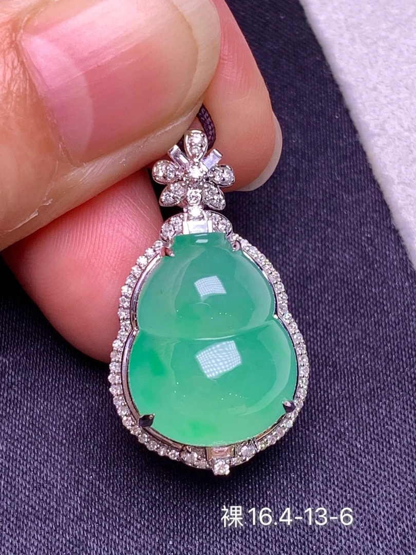 高冰绿色葫芦天然翡翠吊坠 颜色清爽 水润光泽 形状饱满 镶嵌精致
