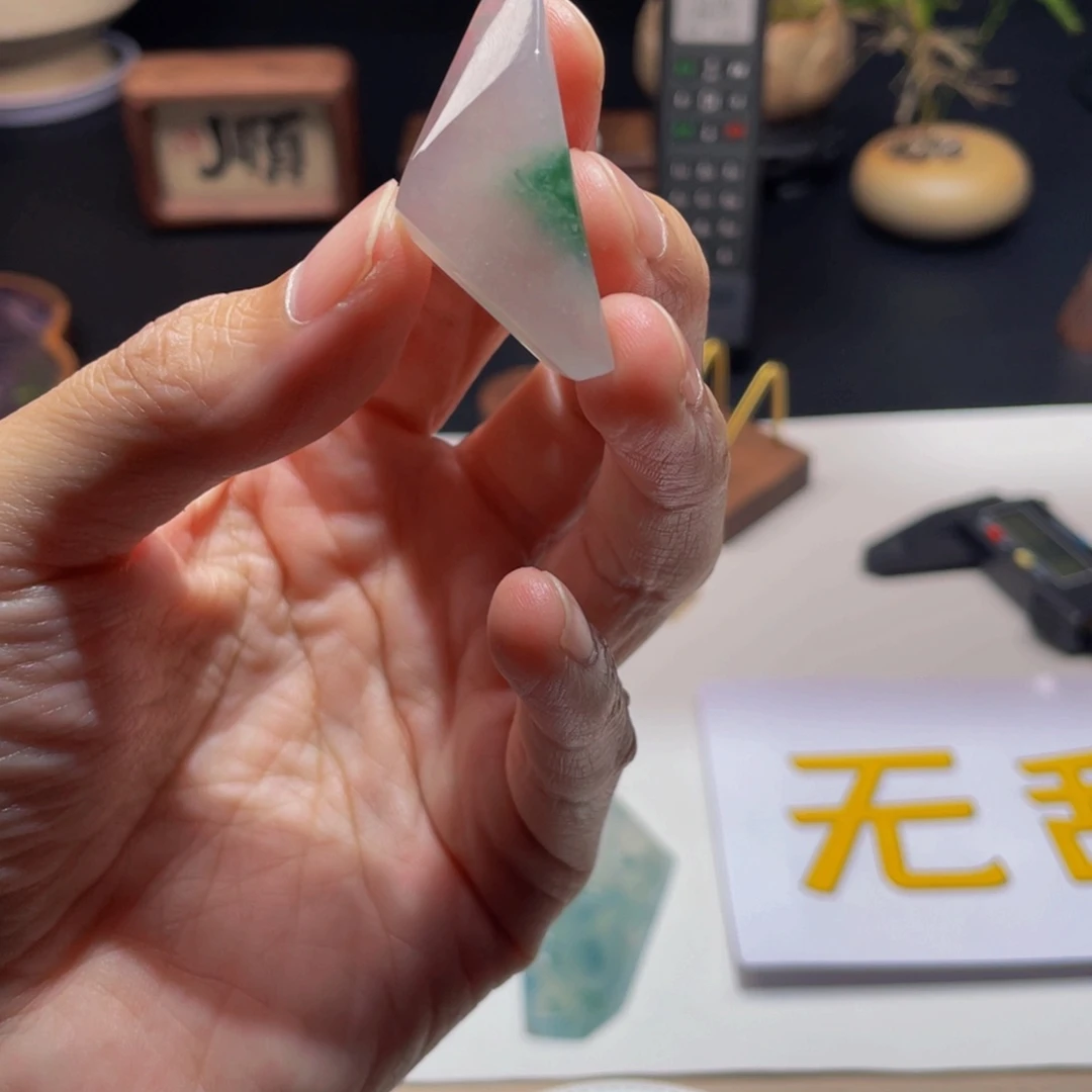 翡翠未镶嵌颈饰随行