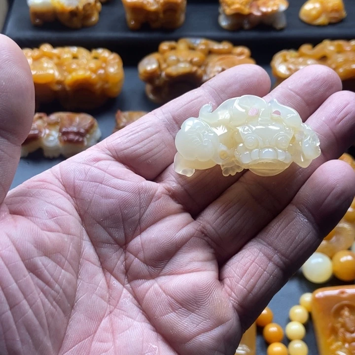 石英质玉（黄龙玉）未镶嵌颈饰