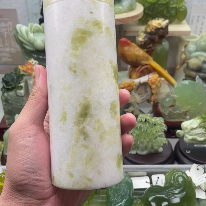 蛇纹石玉未镶嵌四大名玉杯子