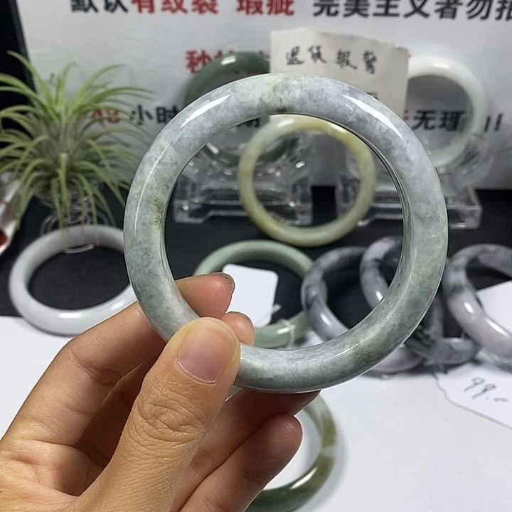 未镶嵌手镯翡翠22号。 57.8圈
