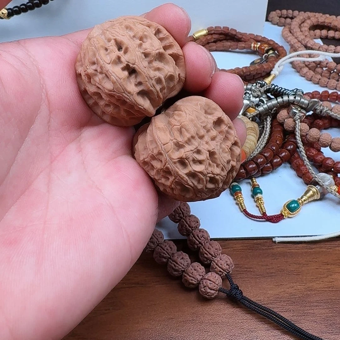 文玩核桃吊坠有*人龙胆核桃，纯天然