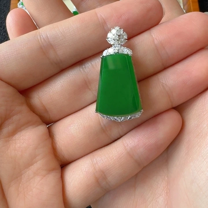 翡翠18K金镶嵌颈饰吊坠