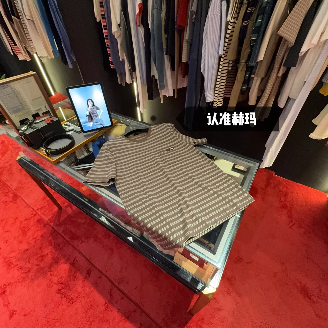 认准赫玛 SS25 可可棕白色条纹章仔口袋T恤#1386上新