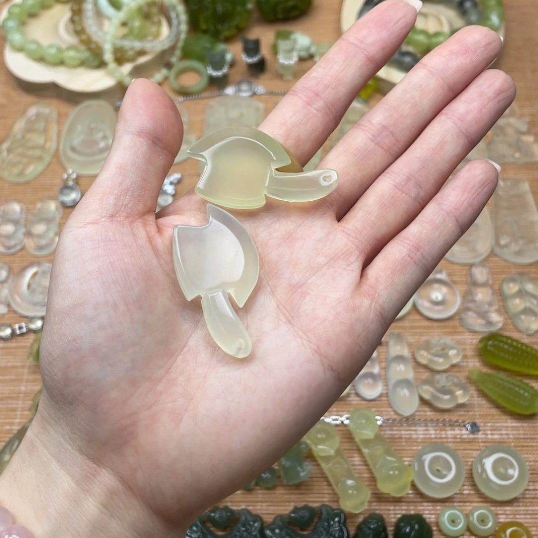 蛇纹石玉未镶嵌颈饰