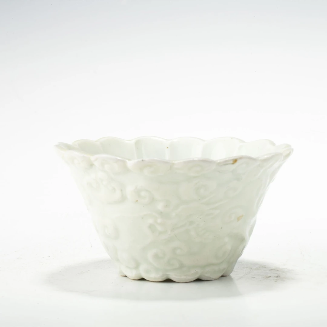 【拍卖-民国】·白釉模印云龙纹花口杯