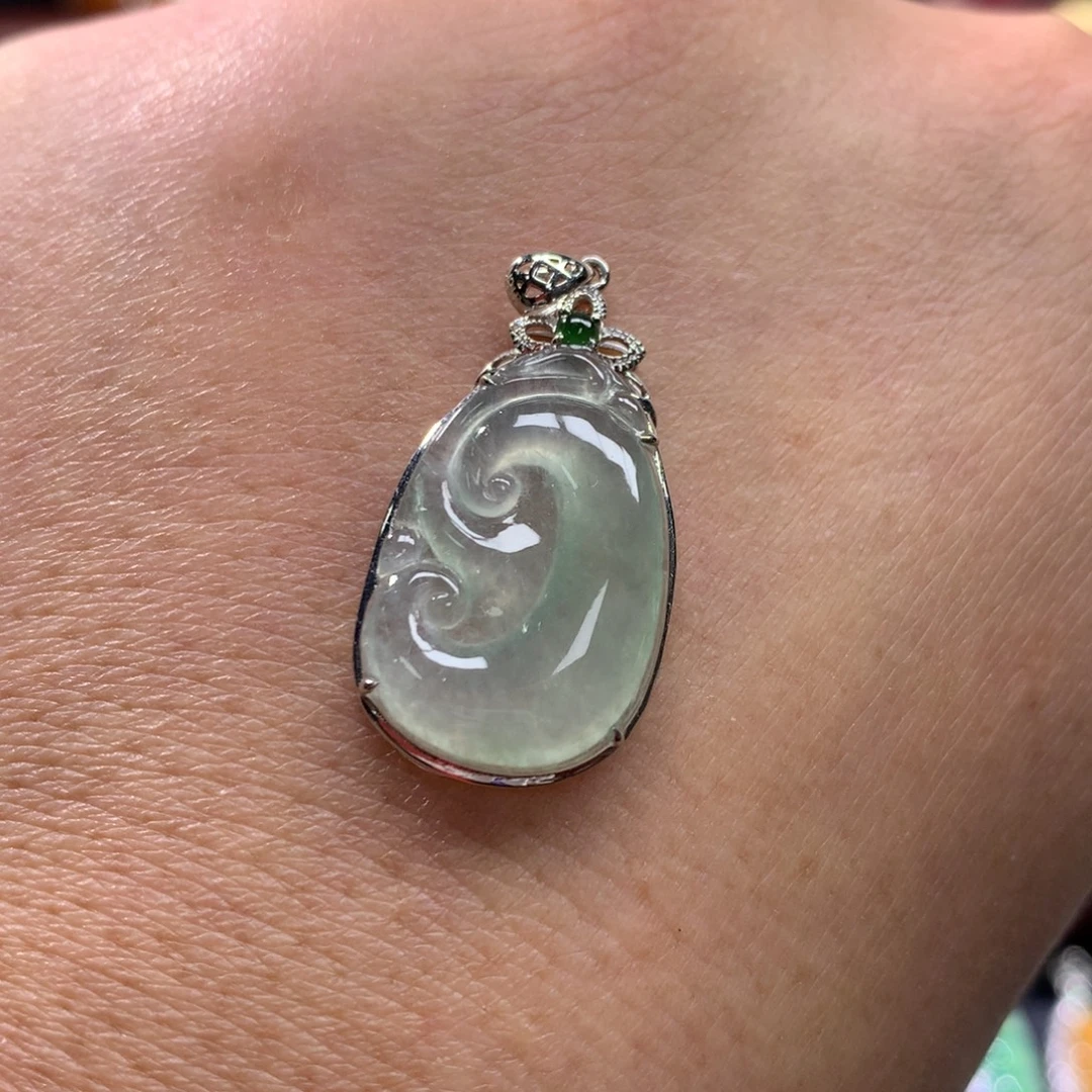 翡翠18K金镶嵌颈饰