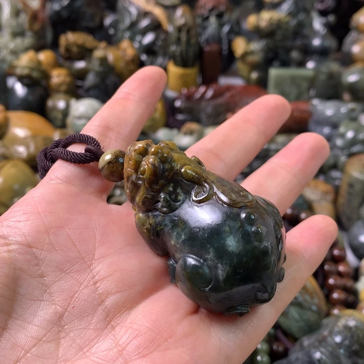 未镶嵌岫岩河磨玉（透闪石质玉）挂件如**闻