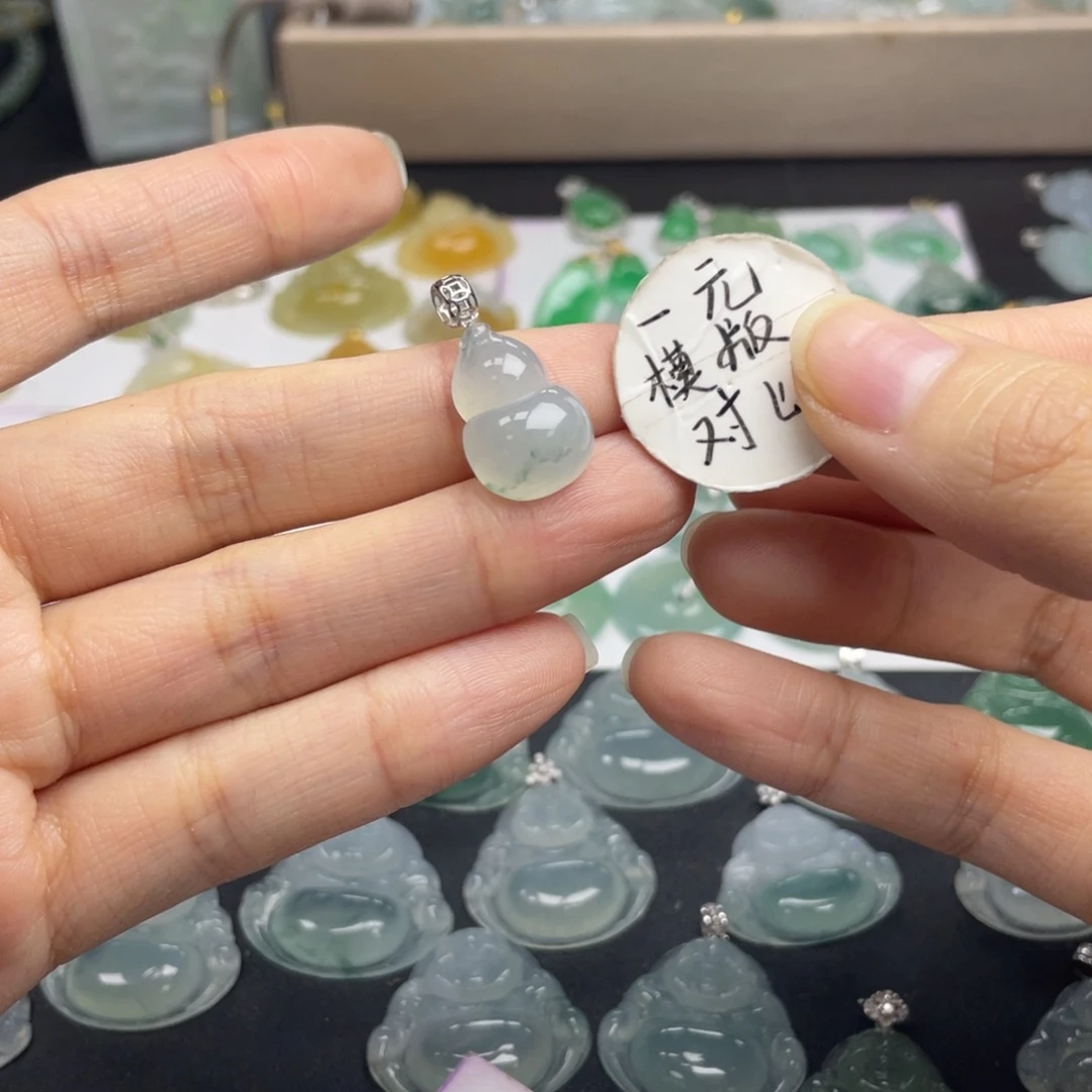 小***e翡翠未镶嵌颈饰葫芦