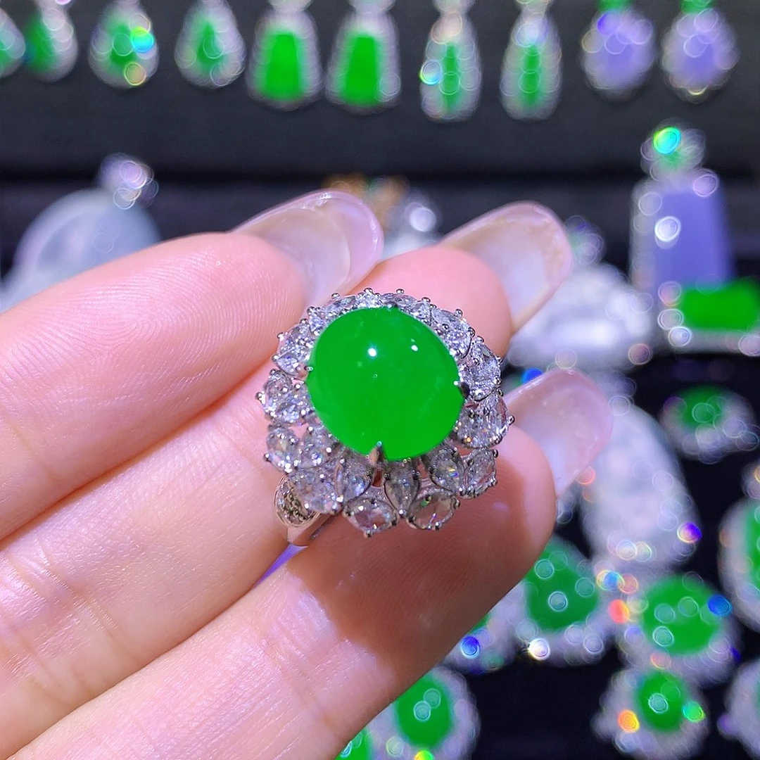 翡翠18K金镶嵌戒指高冰满绿正阳蛋面戒指