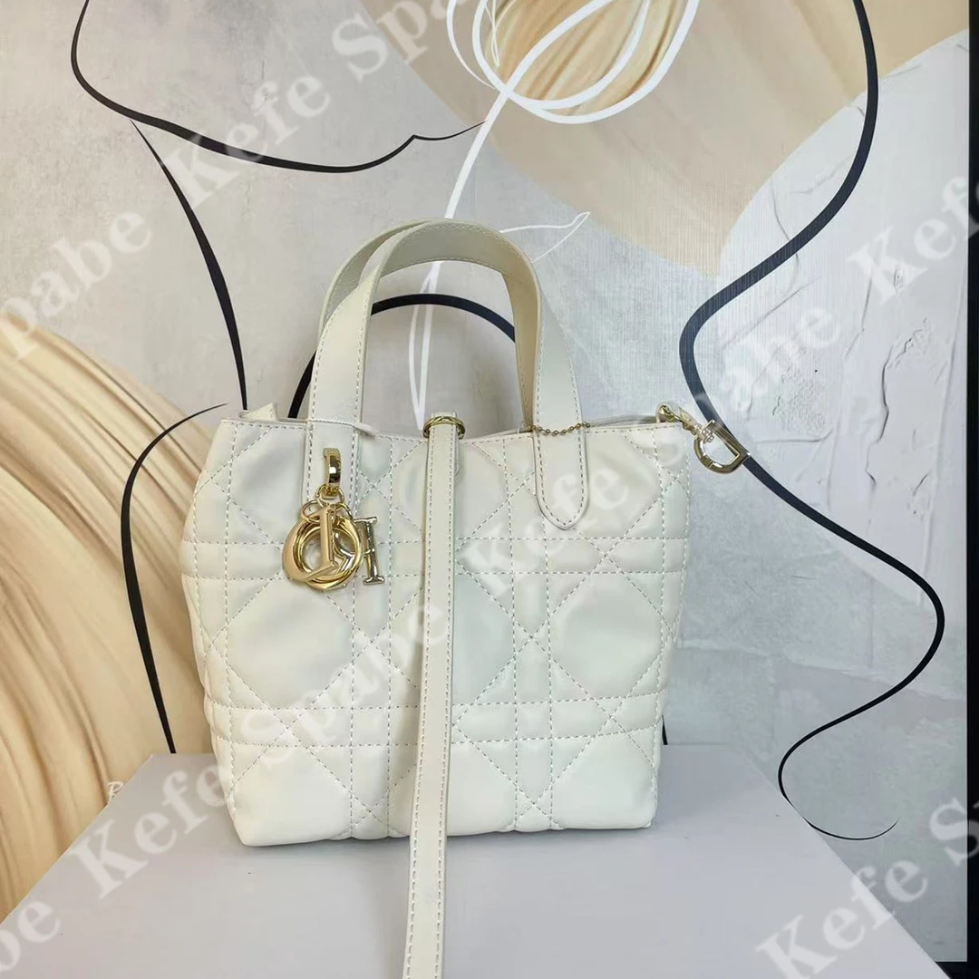 HM063P25新款白色竖版土著手提包-1