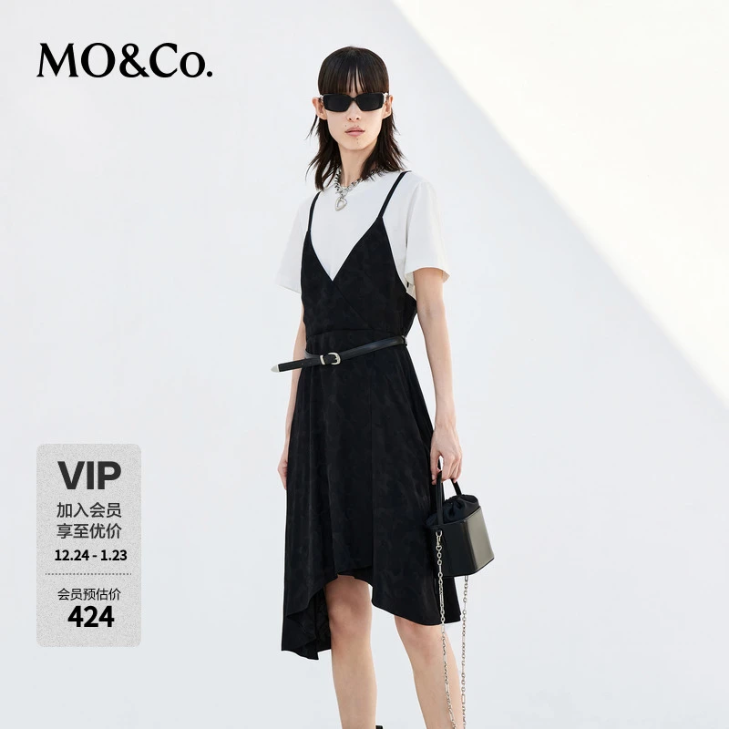 MOCO春季V领吊带不规则拼接白色T恤连衣裙附腰带MBC1DRST23