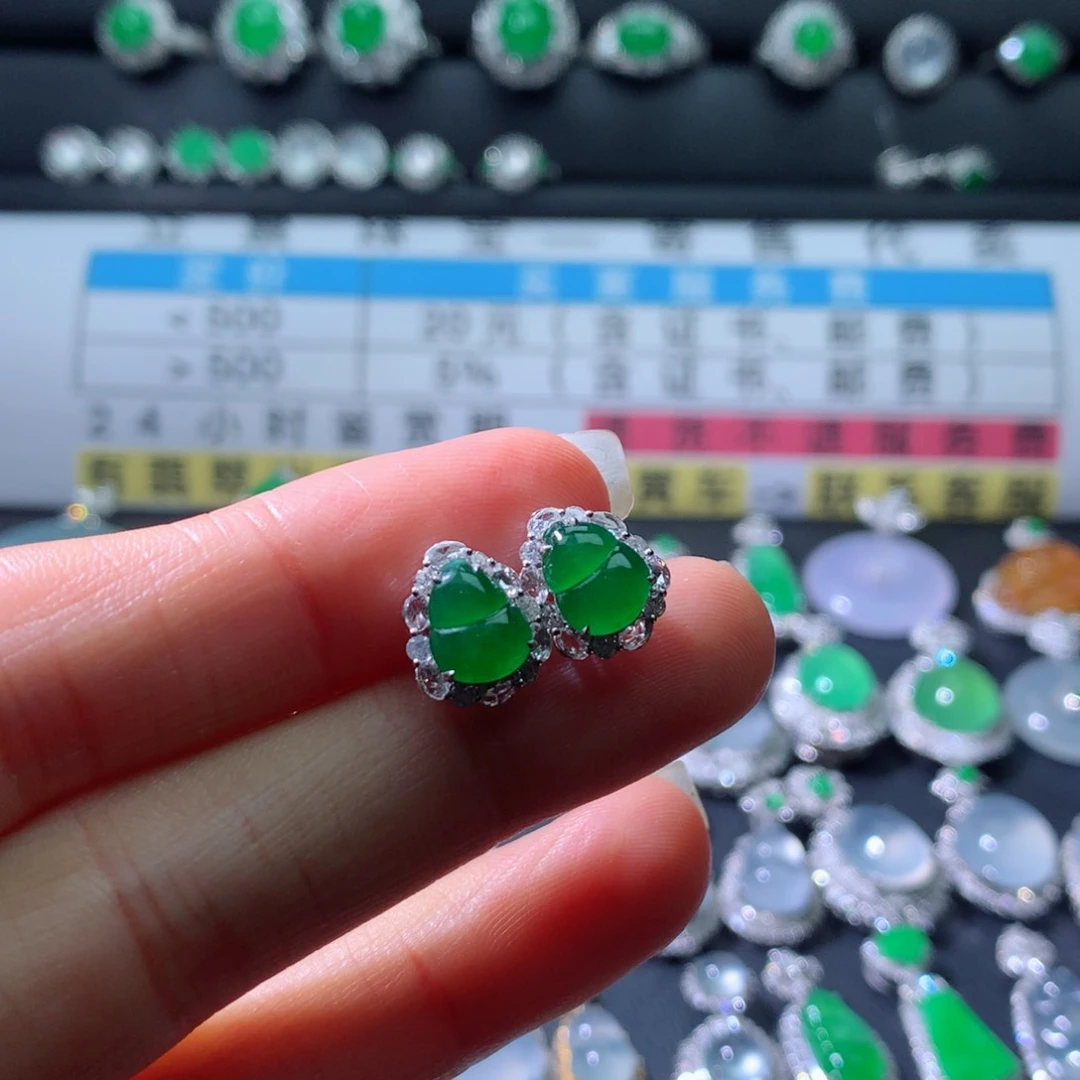 18K金镶嵌翡翠耳饰伴钻