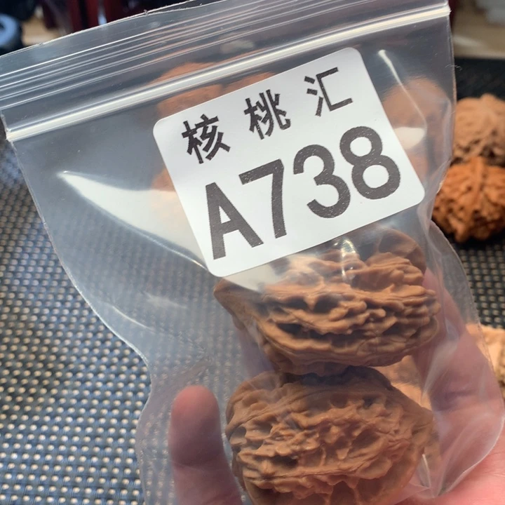 文玩核桃吊坠鸡心