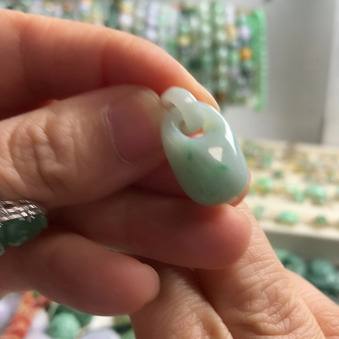 翡翠未镶嵌颈饰08