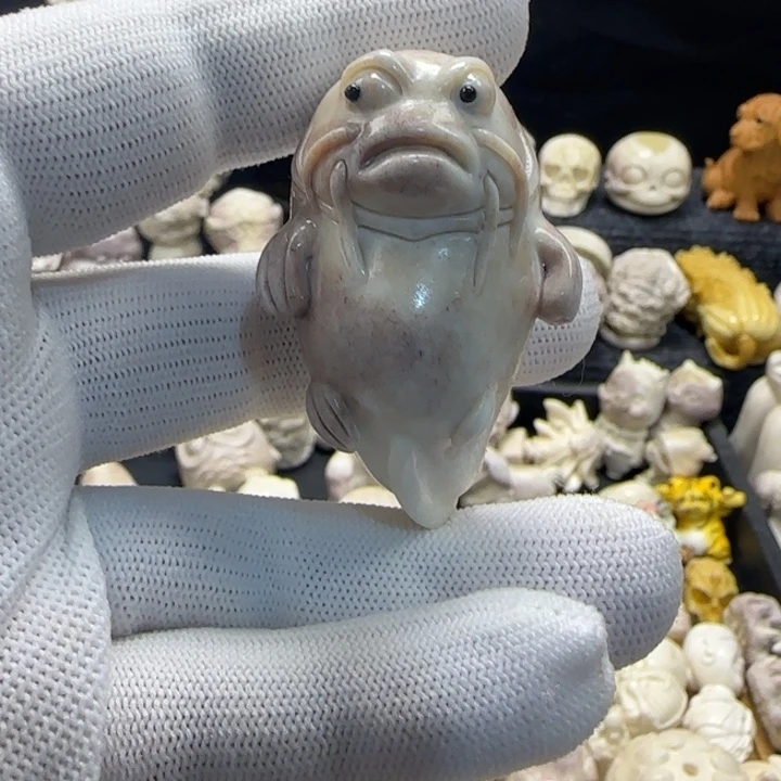 非金属配饰鹿角雕刻小鱼